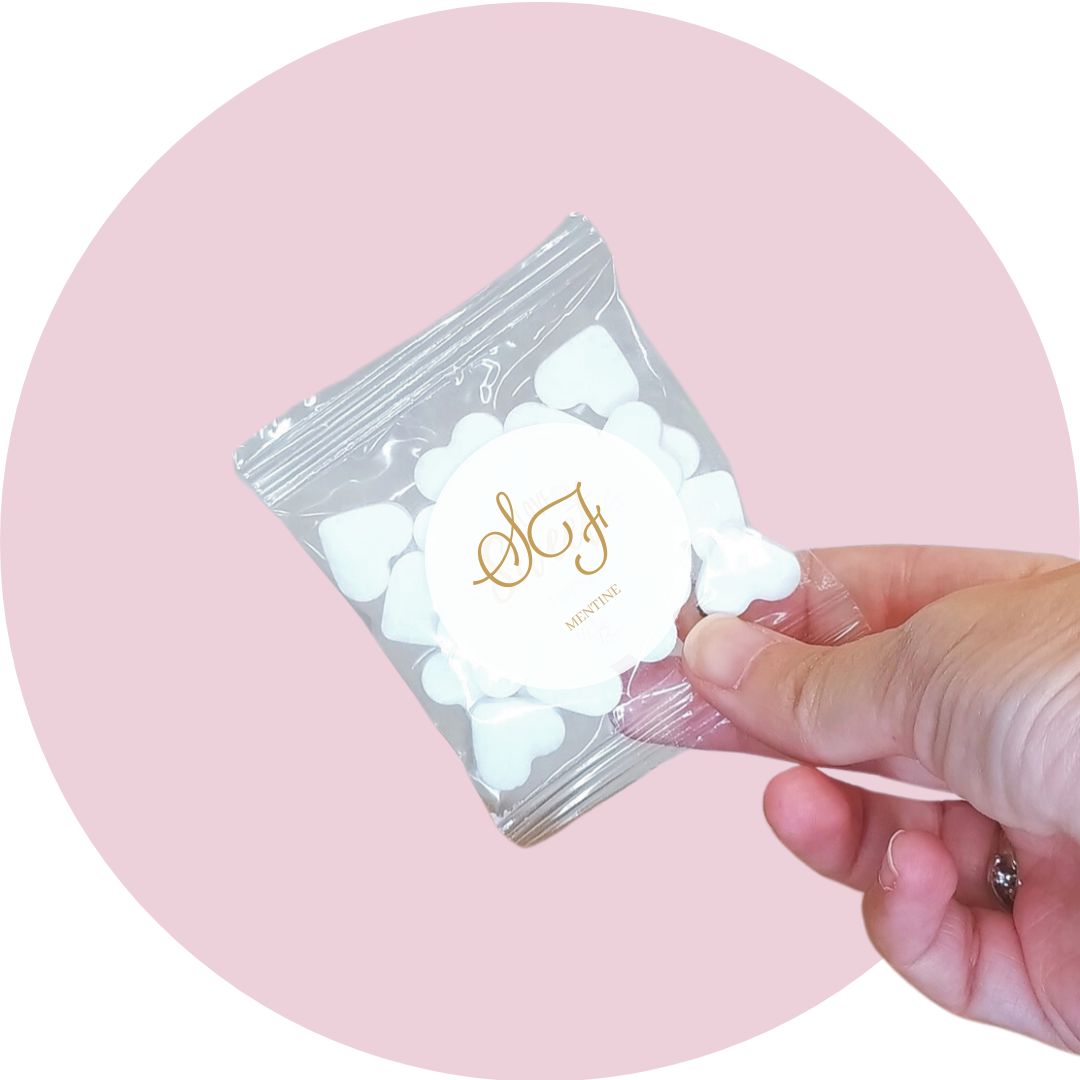 24pz MENTINE CUORE 20gr c/adesivo D4cm (iniziali)